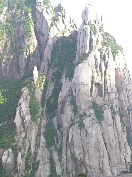 陡峭的山峰